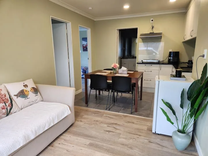 2-Bedroom modern flat, near shops & airport