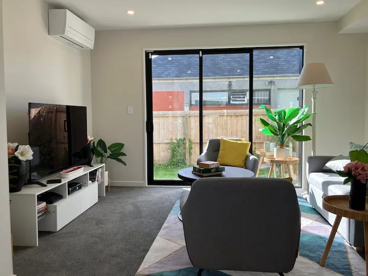 2-BR ensuite, close to CBD, comfy w/ own parking