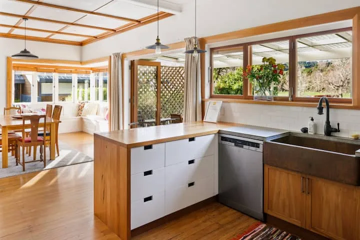 600m to CBD | Riverfront Home