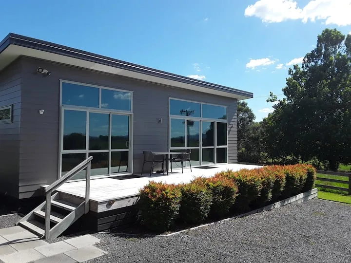 A Country Guest House close to Hamilton City.