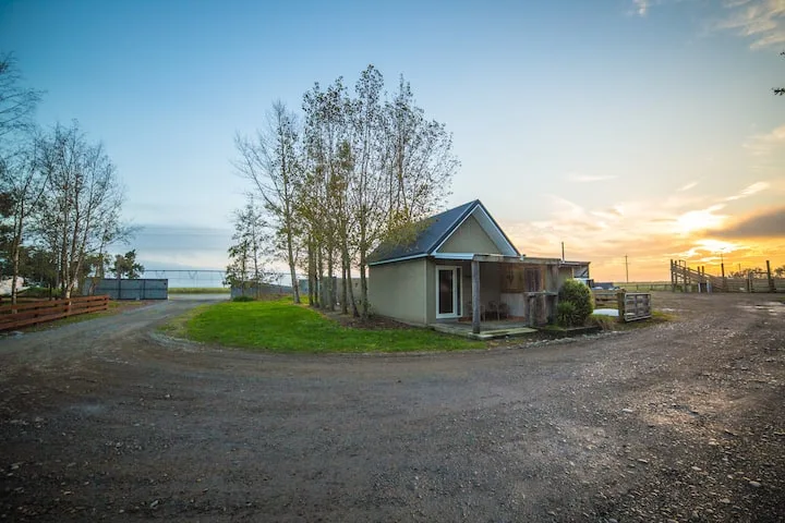 A Peaceful, Charming Farm Cottage!