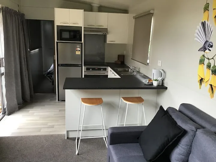 Adorable 1-bedroom guesthouse with a deck