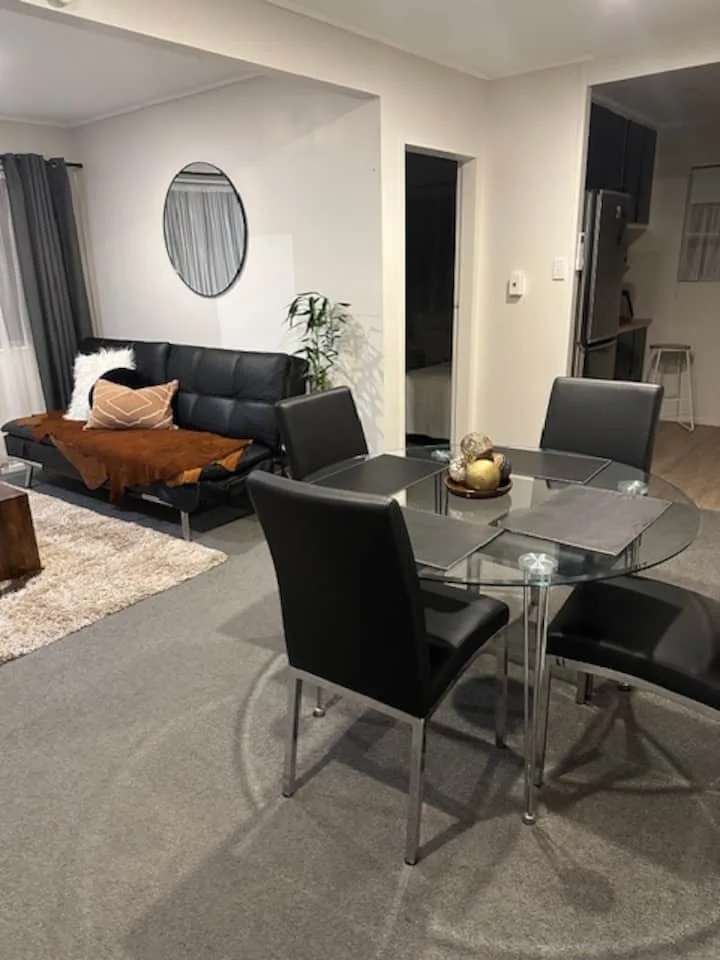 Adorable 2 Bedroom, 
1 Queen & 2 single beds