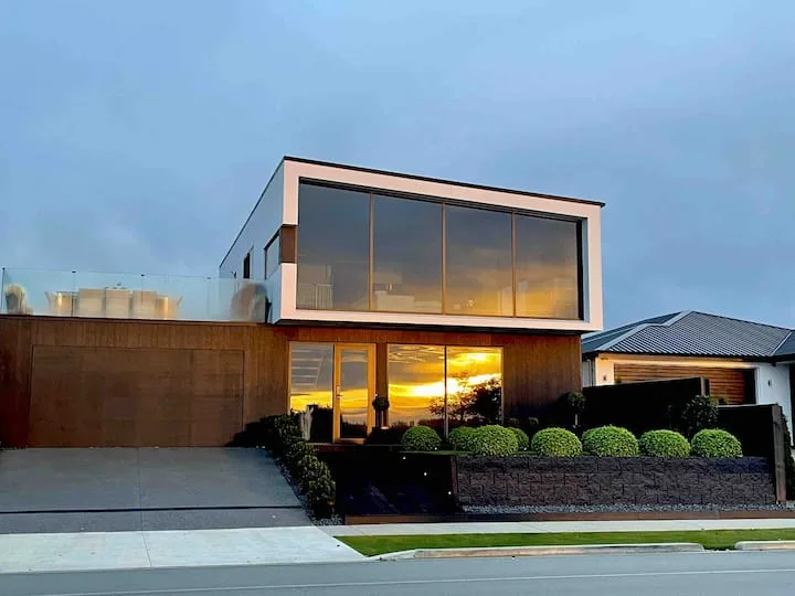 Architectural  
Retreat with 
Spa and Lake views