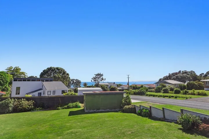 Back to the Beach Bach-Whole Home-4 Guests-1 price
