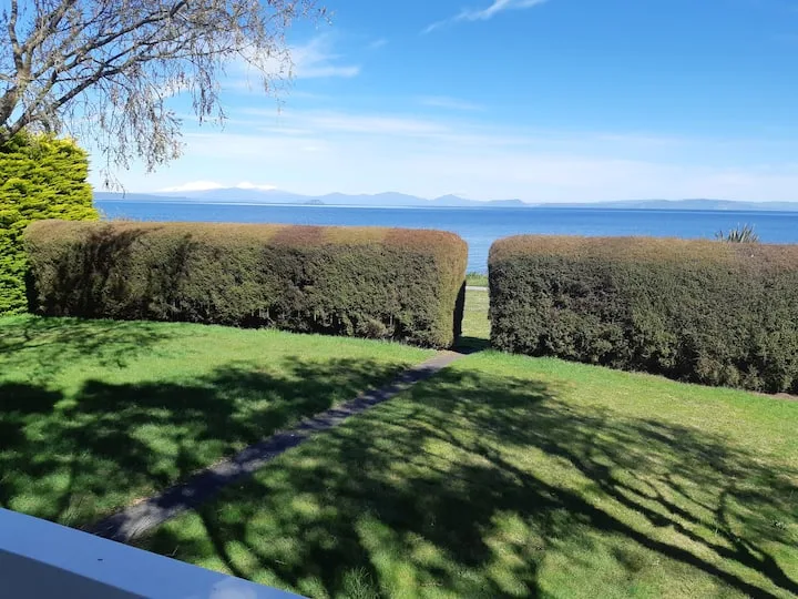 Beach Magic - Large Lakeside home with WiFi