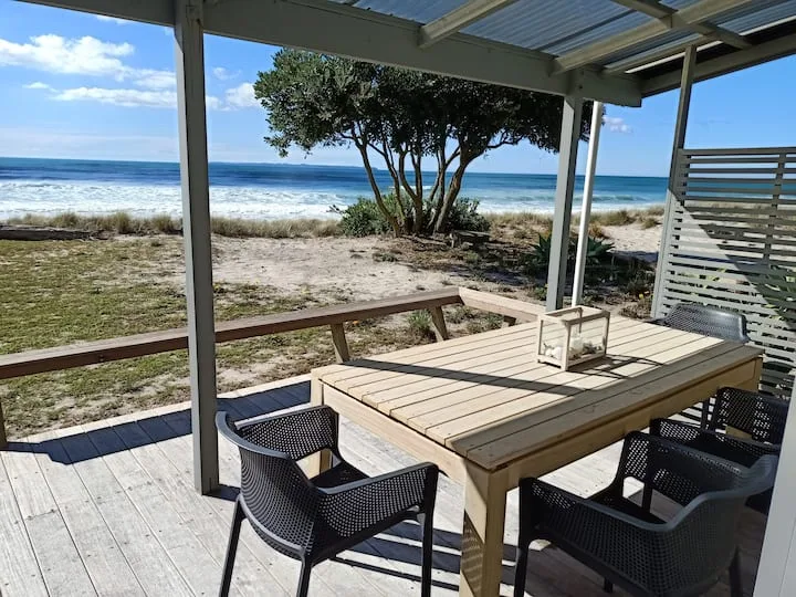 Beachfront Kiwi Bach with Sleepout Papamoa