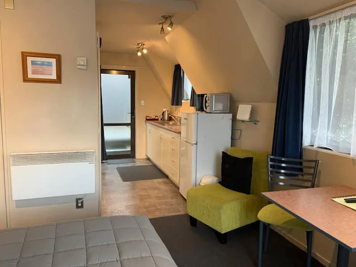 Bedsit unit, only 5 minutes to town
