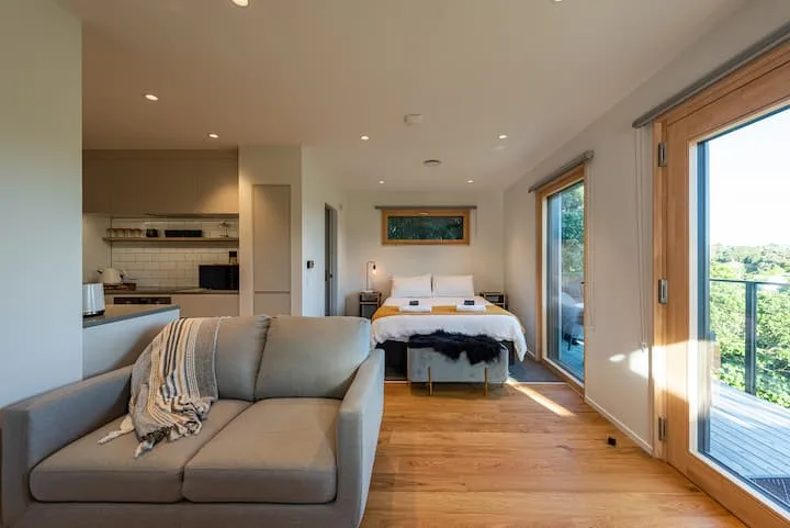Bespoke Studio with Sun, Views and Carpark