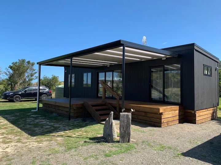 Blue Bay beach bach! Modern, warm & cosy.