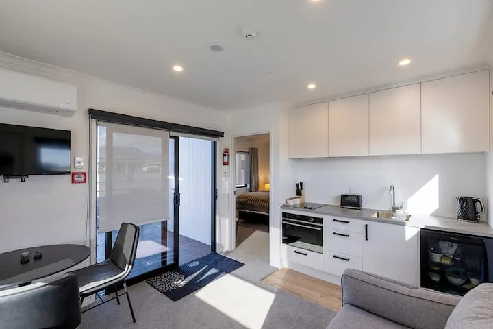 Bright Studio Retreat in Heart of Westport