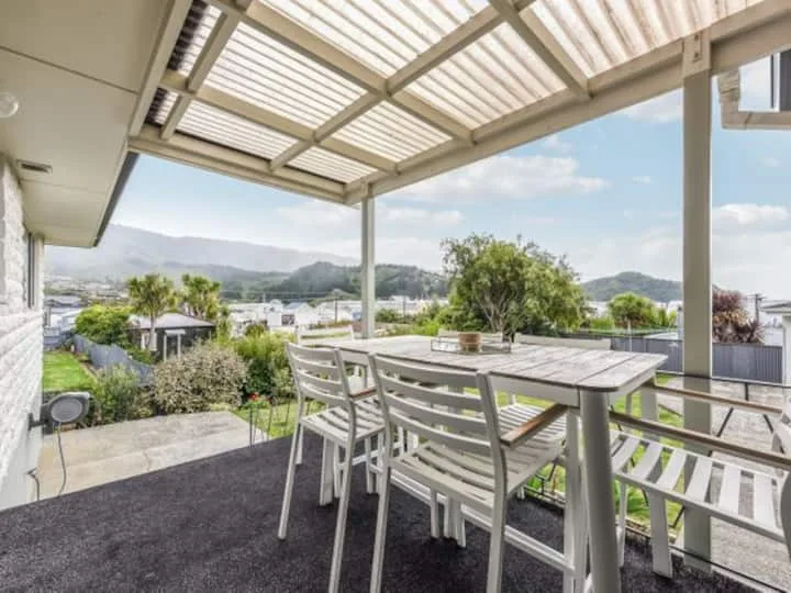 'Broadway Harbour Retreat'
Steps from town