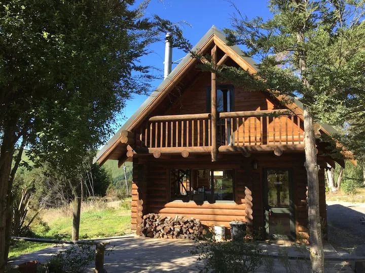 Cabbage Tree Cabin authentic logcabin in mountains