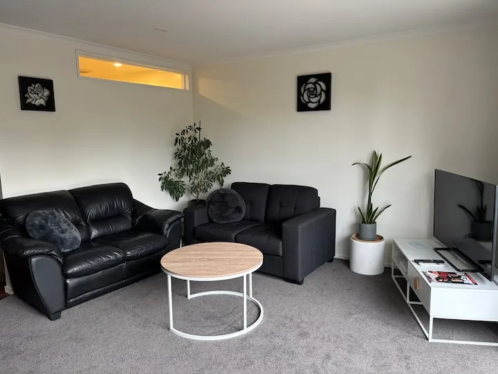 Calm & Cozy Townhouse With Garage + Sky Sport!