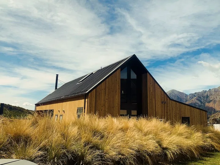 Cedarwood Retreat - Castle Hill Holiday Home