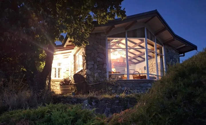 Character Lakeside Cottage
