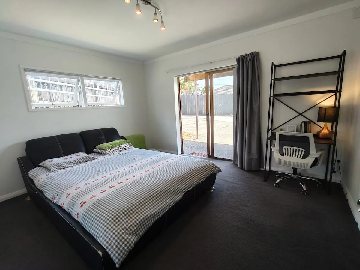 Cheap, Clean, Big room, NO cleaning fee