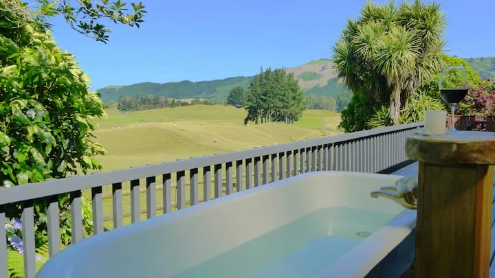 Cheerful 2-bedroom rural home with outdoor bathtub
