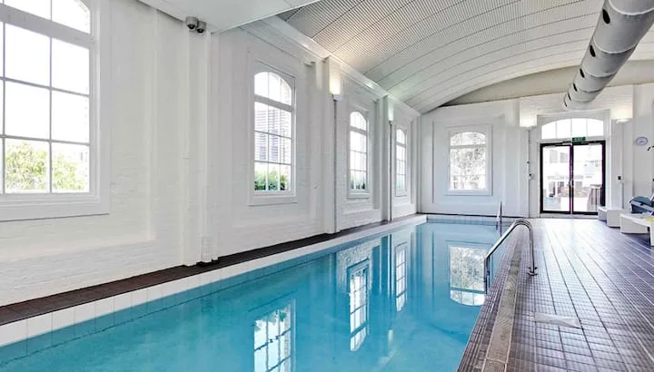 City Scape Hideaway w Carpark, Spa, Pool and Gym