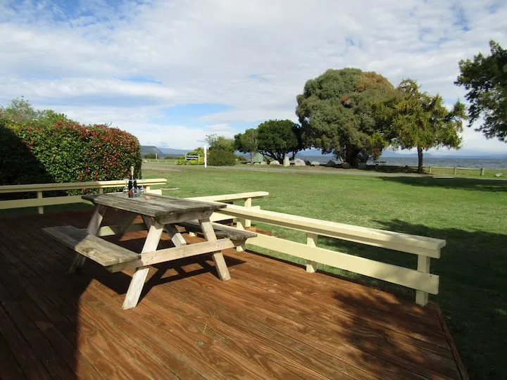 Classic Kiwi Bach – Steps to the Lake in Five Mile