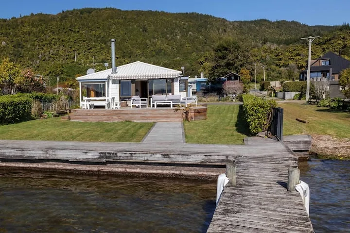 Classic Rotoiti Lakefront | Private Jetty & Views!
