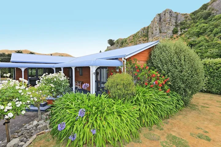 Cliffside Cottage, Kairakau beach house