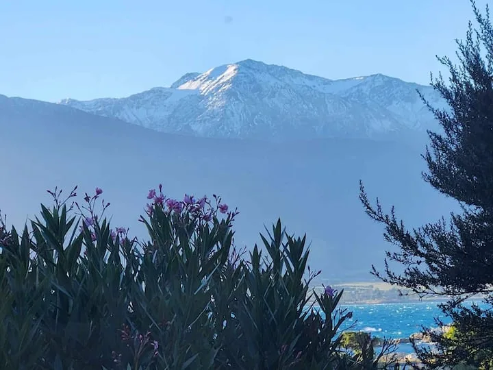 Coastal, mountain view, rural feel, central perks!