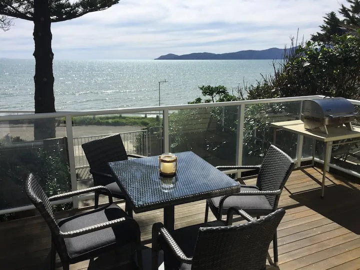 Cosy bach on beach, Raumati South, Kapiti Coast