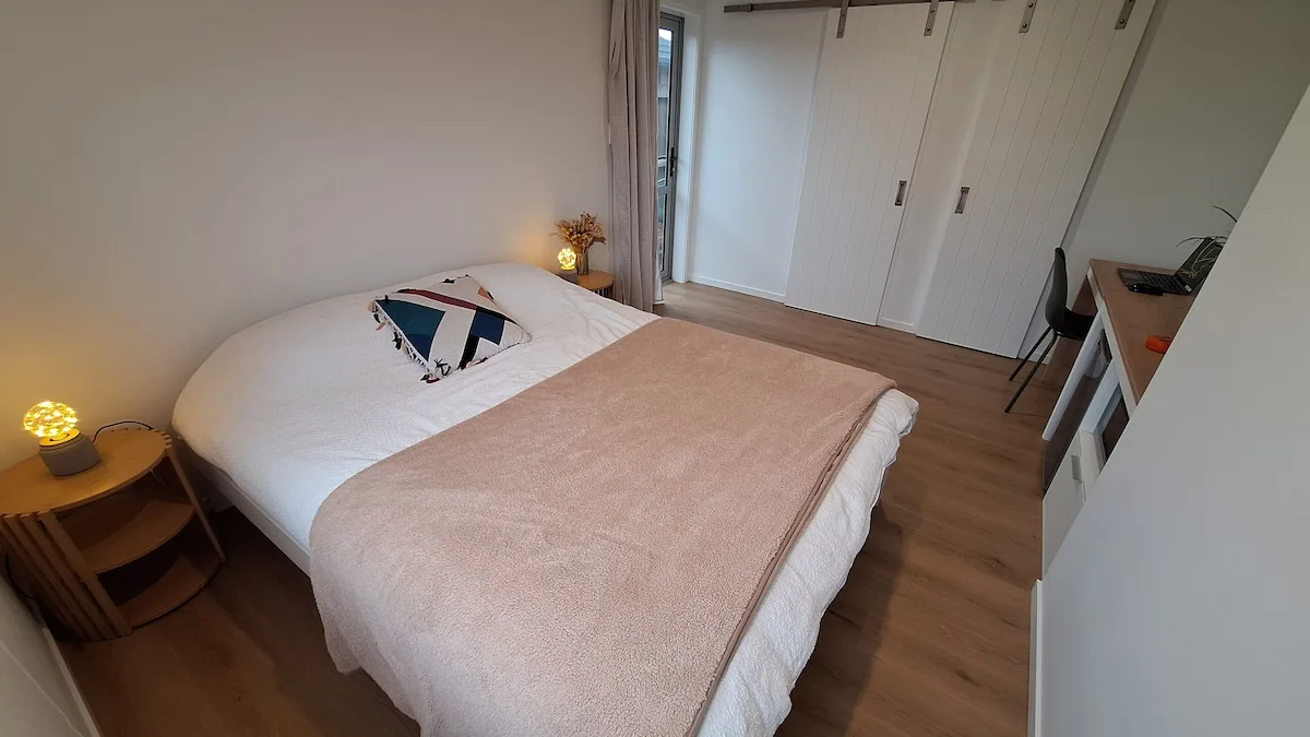 Cosy ensuite room near the beach