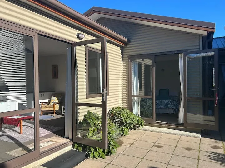 Cosy, spacious, private unit, walk-able to town