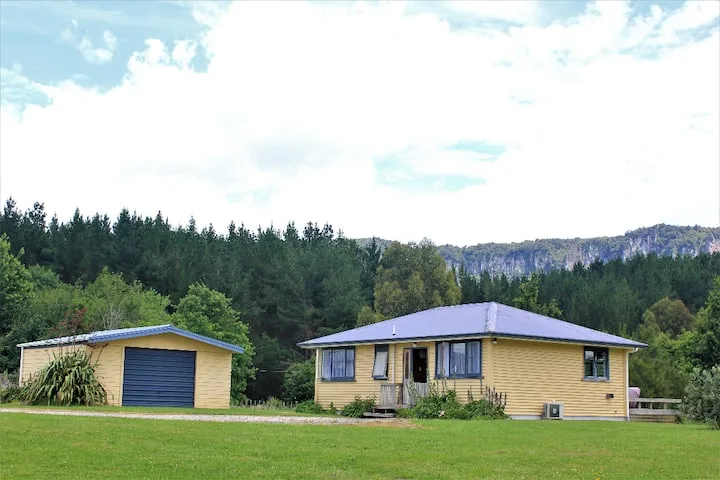 Cottage under the Bluffs-Enjoy fresh air and view