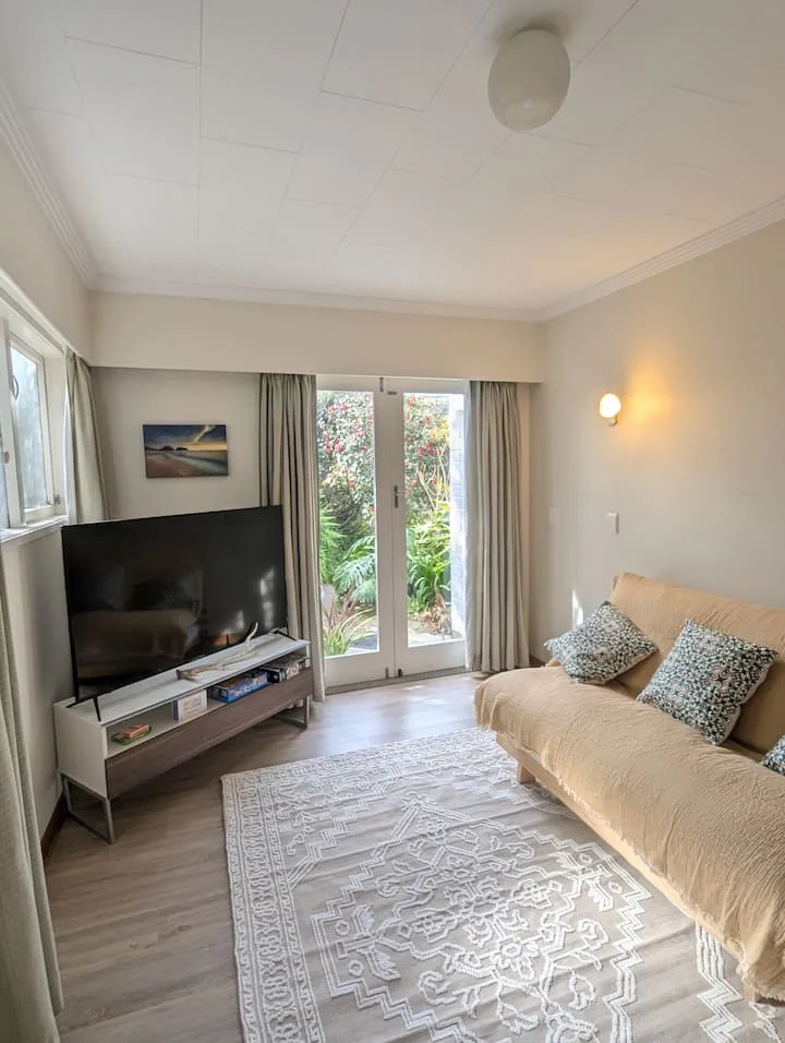 Cozy 2-Bed Retreat Near Toi’s Track & Town