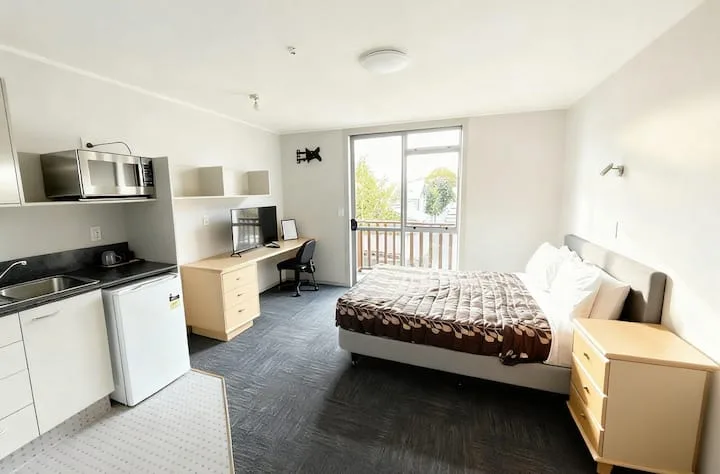 Cozy Claudelands Apartment