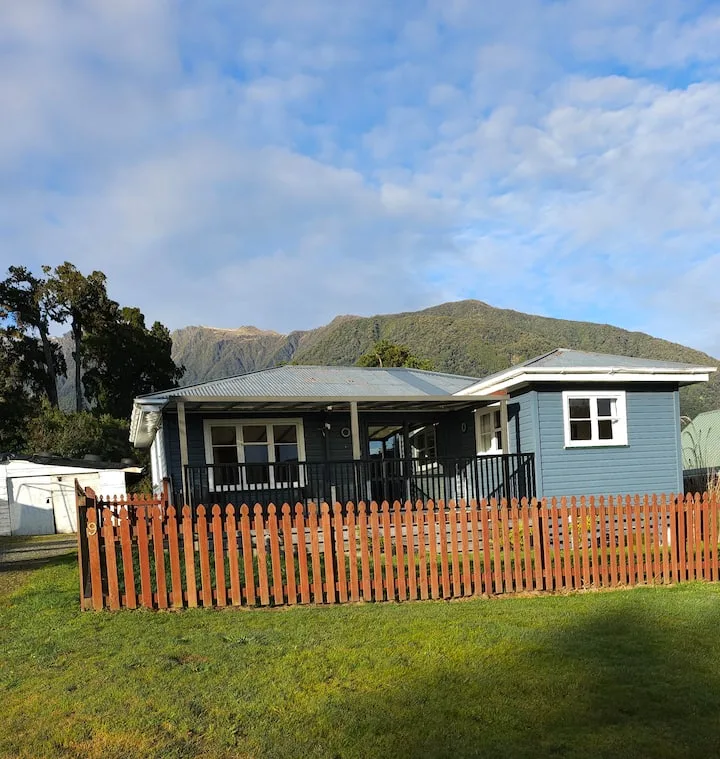 Cozy & Modern 2 bedroom Glacier House