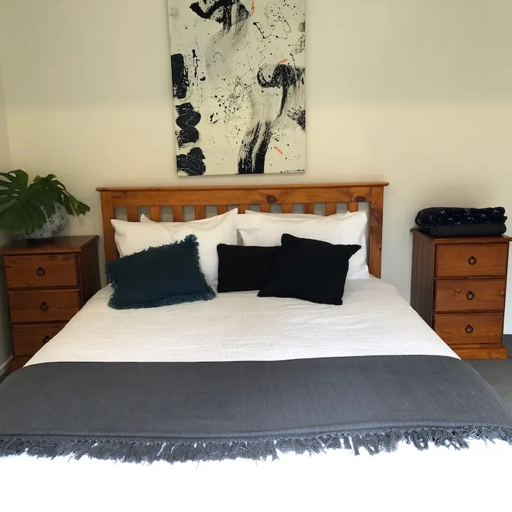 Cozy Private Guest Suite, 300m from the Beach
