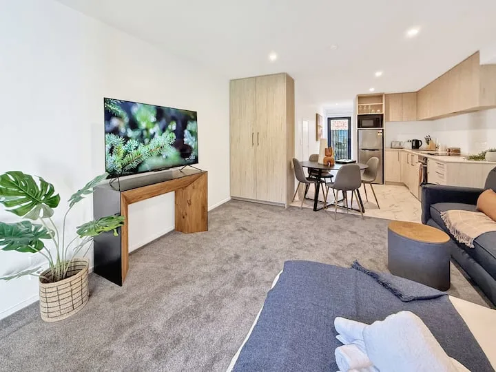 Cozy Studio with Private Yard in Christchurch CBD