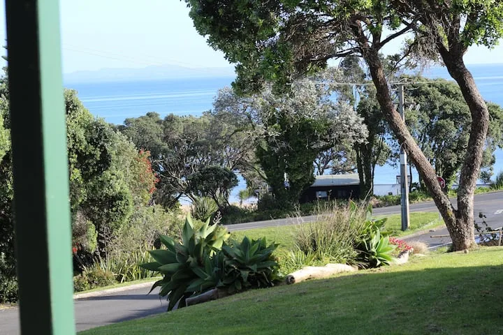 Cute 1 Brm Flat, walk to  Beach, great Sea Views
