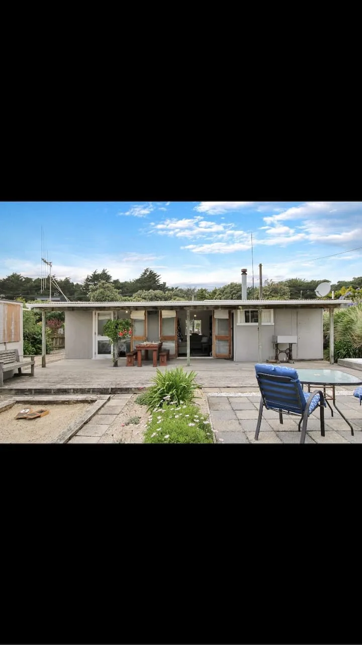 Cute 2 bedroom bach with outdoor bath and dining