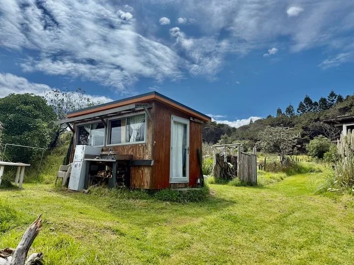 Cute cabin, surf get away!