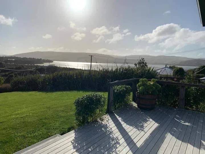 Cute Studio in Catlins, elevated harbour views.