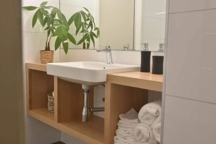 Days Bay Studio - Beach, bush and privacy