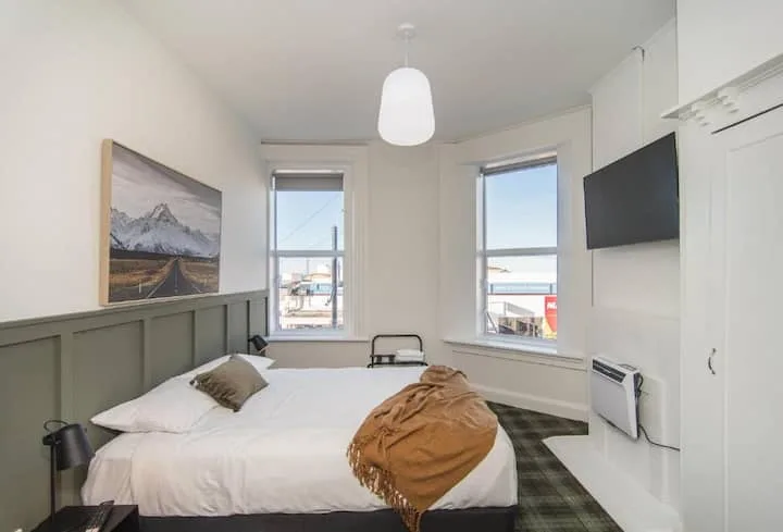Deluxe Queen Ensuite & FREE Continental Breakfast