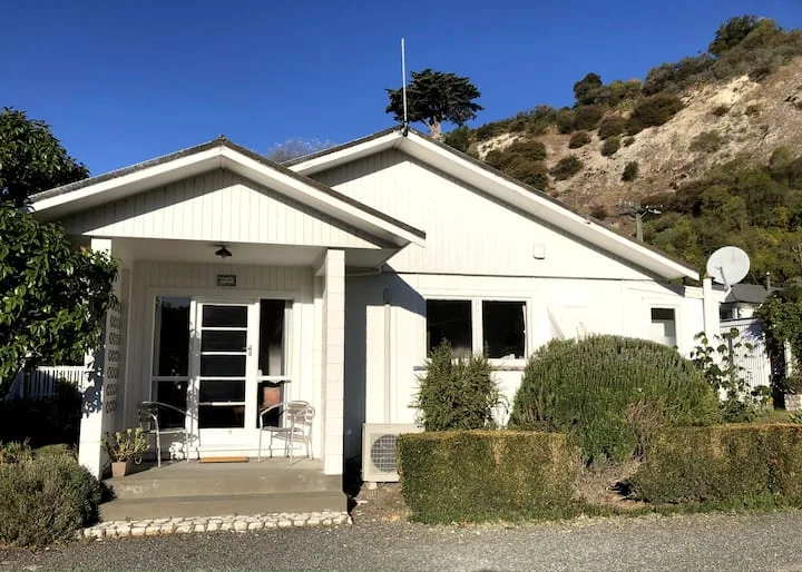 Dolphin Cottage by the Beach