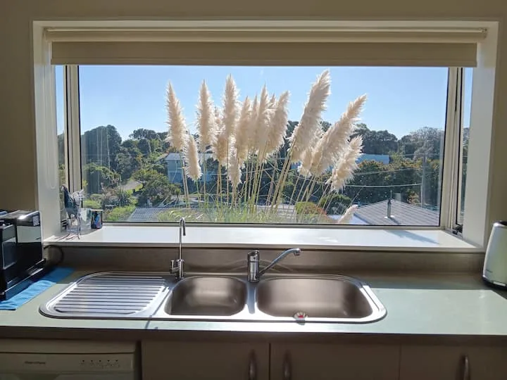 Easy at the Beach - Sunny roomy home, pet friendly