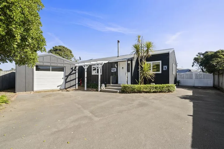 Fisherman’s Cottage - Waikanae Beach