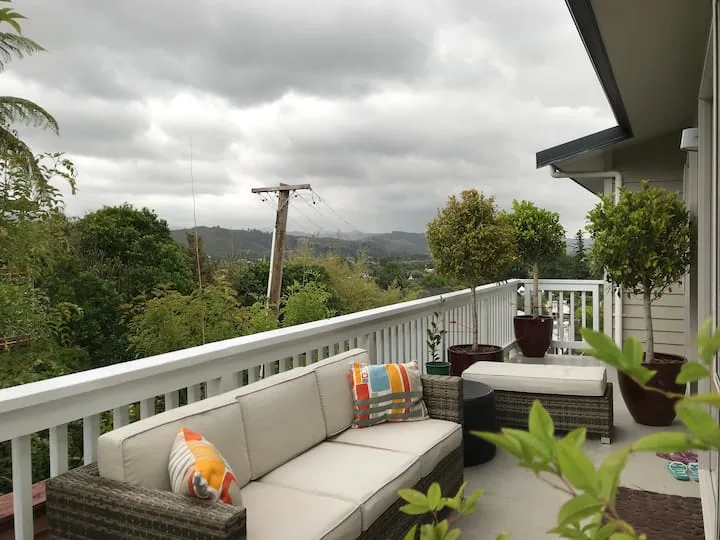 Hillside Chalet -Your Separate Space on the Hill
