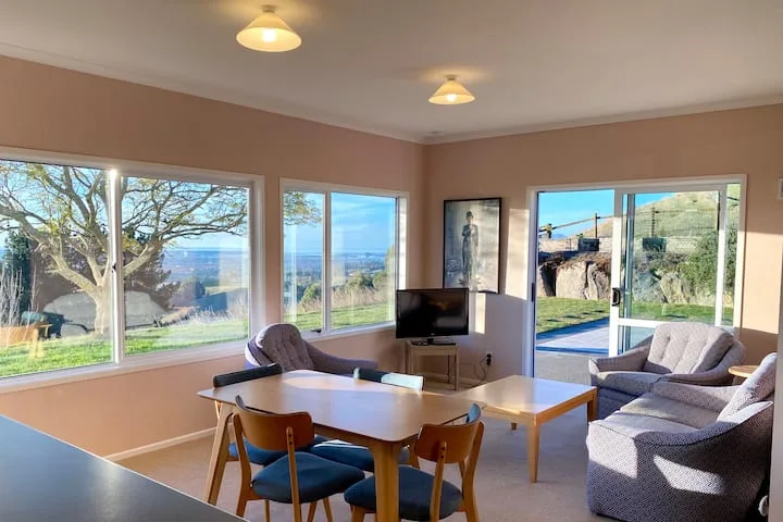 Hilltop Cottage, ocean & mountain views