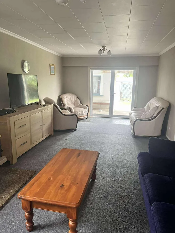 Himatangi Getaway w/ spa - Family Friendly