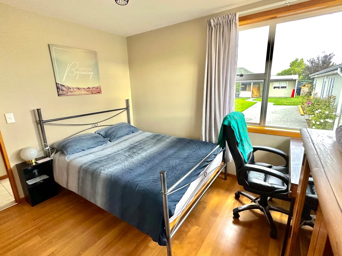 Hostel prices, sunny room, breakfast, close to CBD