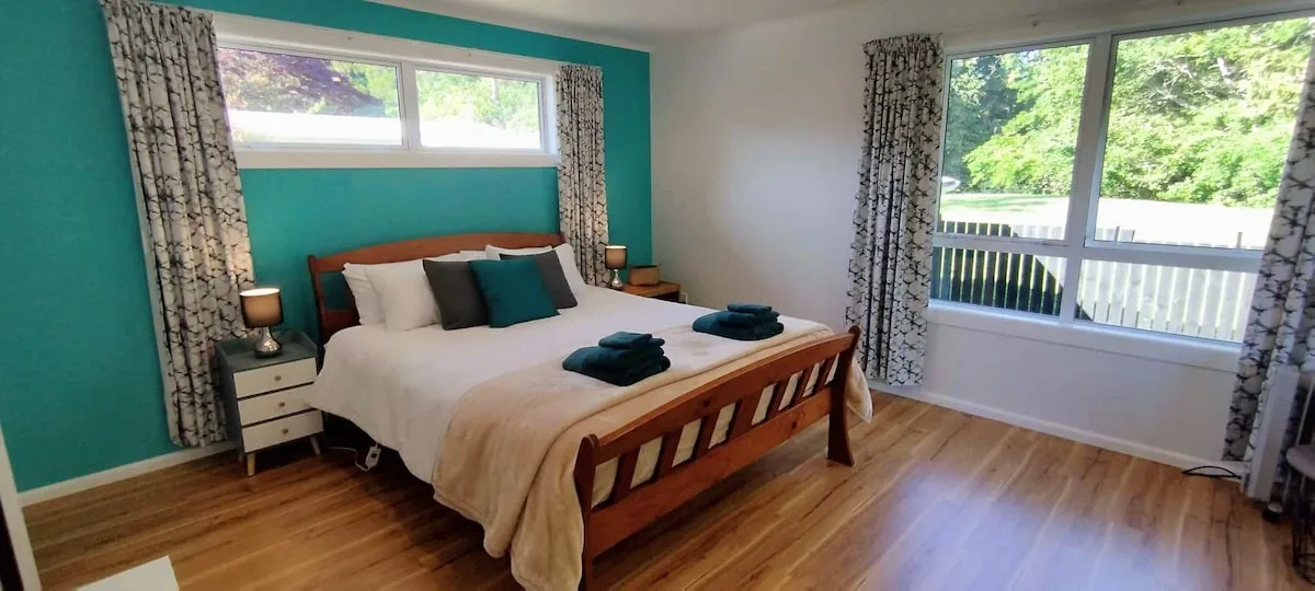 Huge, king, studio-room in delightful, sunny haven